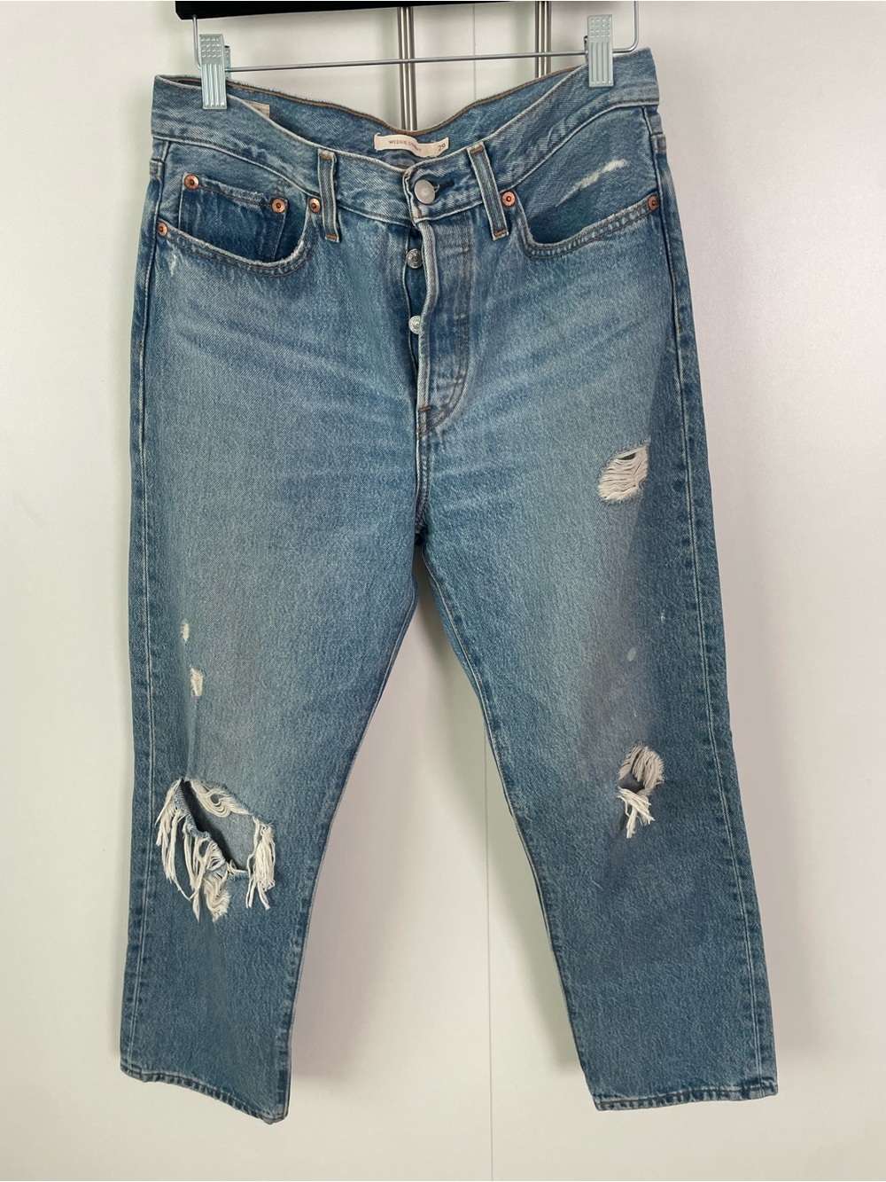 Women’s Levi’s Wedgie Straight Distressed Blue Jeans in Size 29